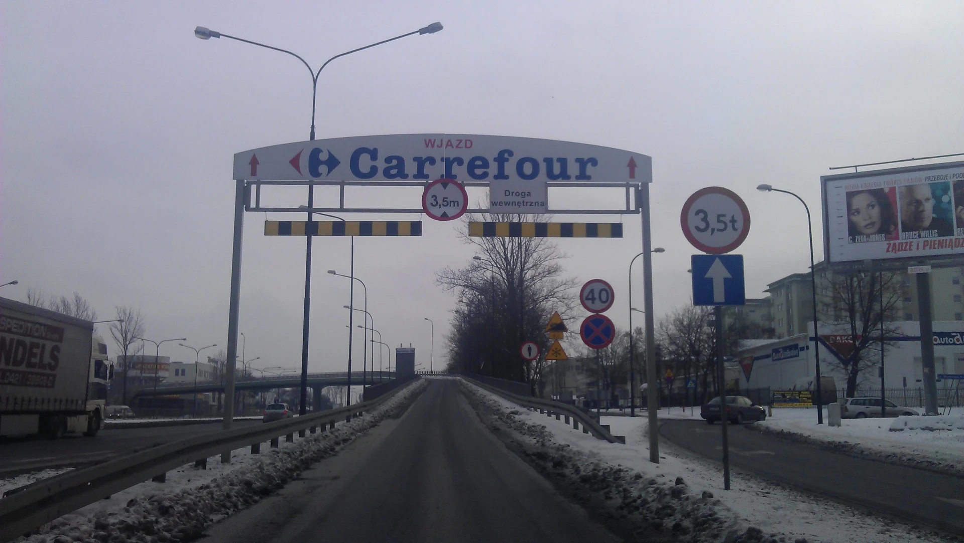 Carrefour wjazd